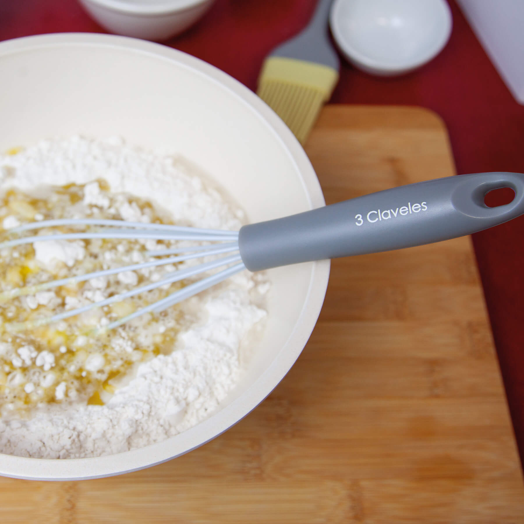 Batedor de cozinha Claveles de silicone livre de BPA com cabo de poliestireno