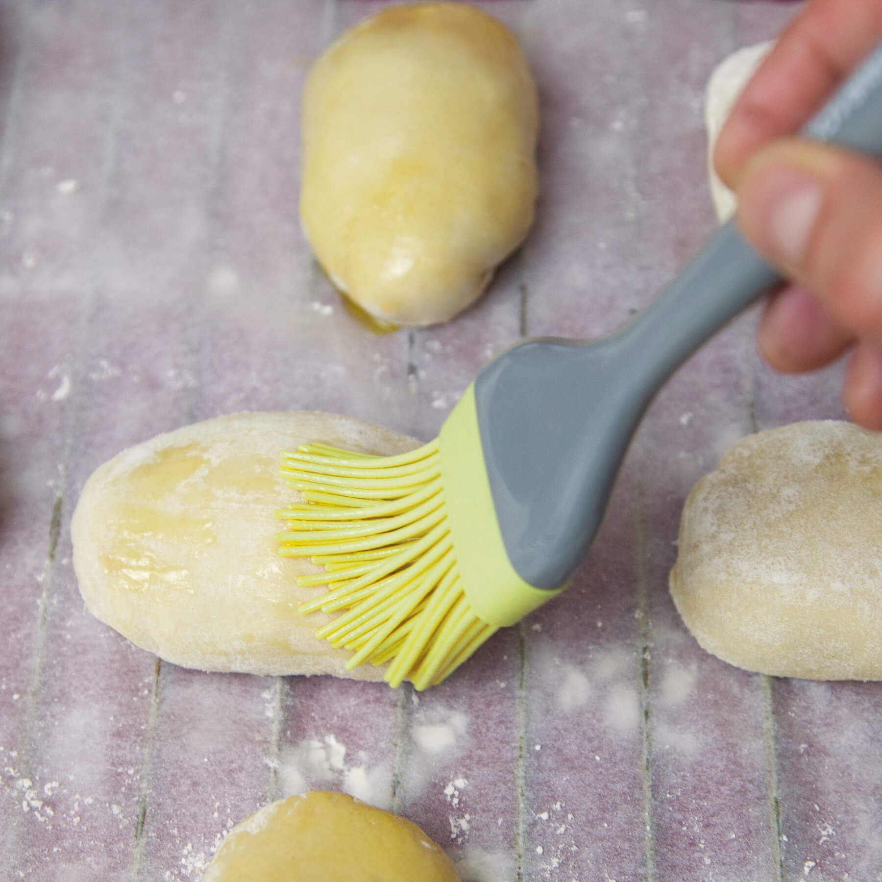 Escova de cozinha em silicone com cabo em poliestireno, 3 unidades, livre de BPA.