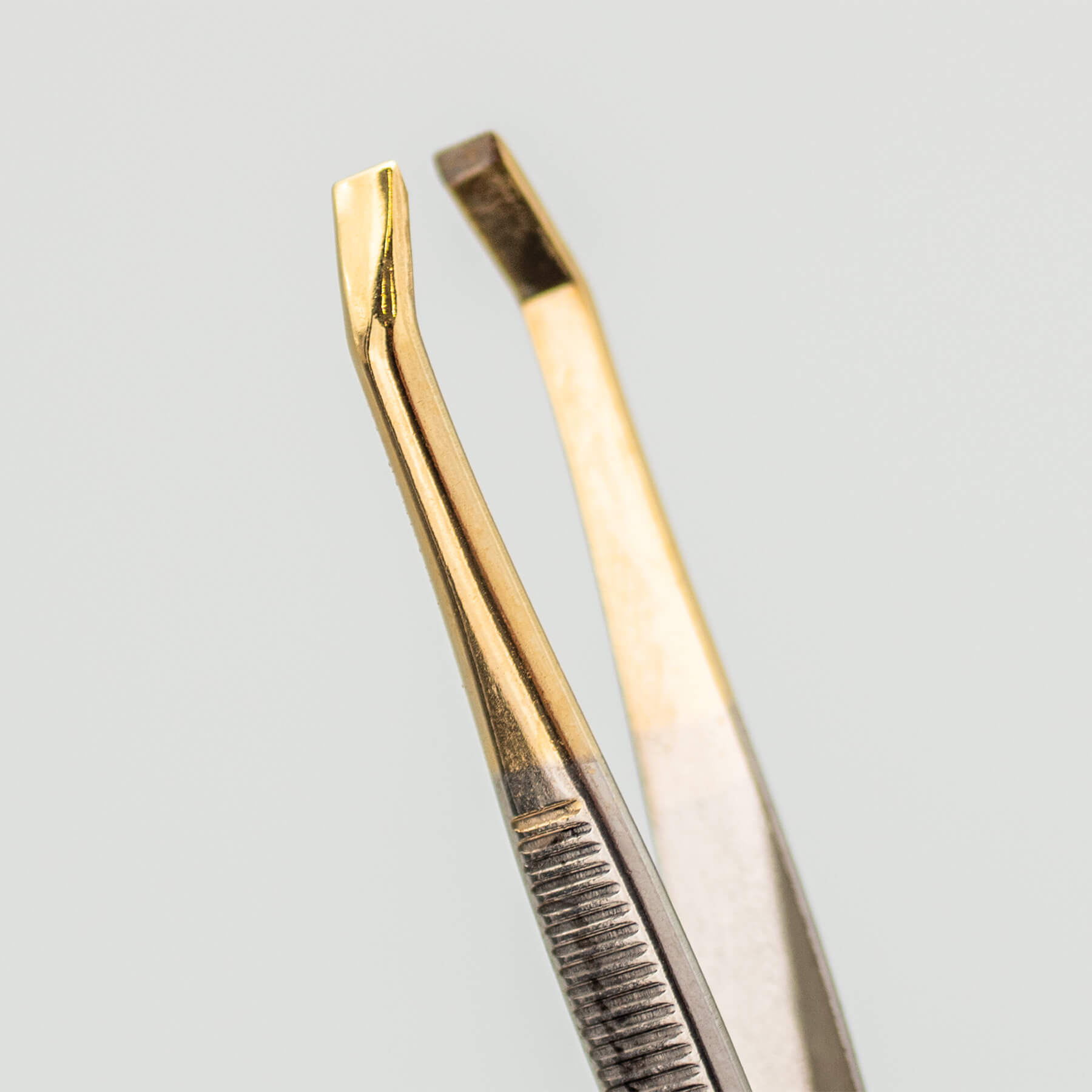 Pinzas de depilar de acero carbono con punta oro 3Claveles forma cangrejo en blister