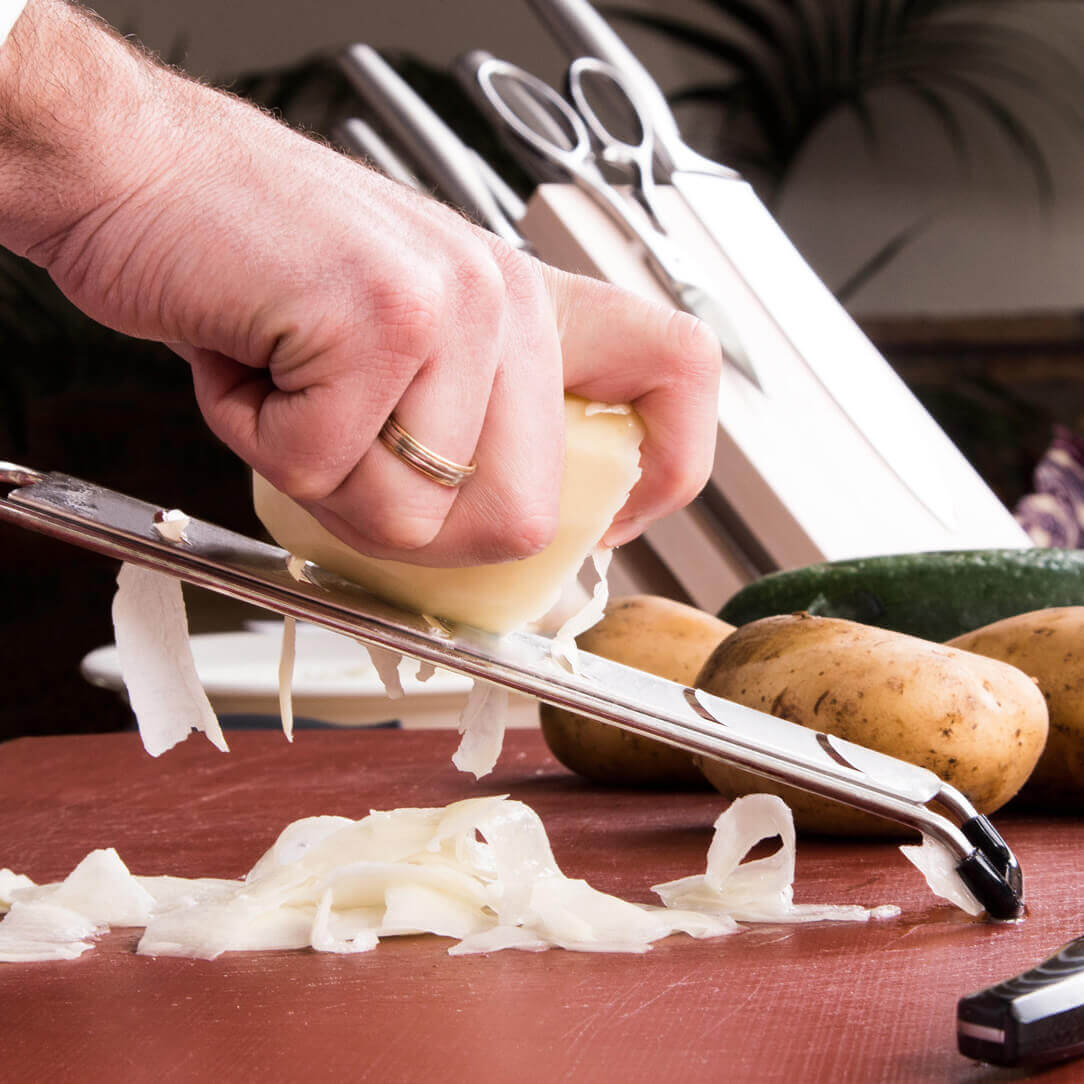 Ralador 3Claveles com lâmina em aço inoxidável e cabo em TPR e polipropileno.