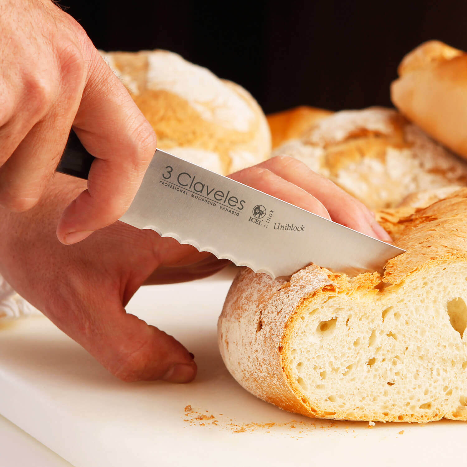 Faca de pão Full Tang com lâmina serrilhada de 20 cm e cabo em madeira pom preta 3 Claveles