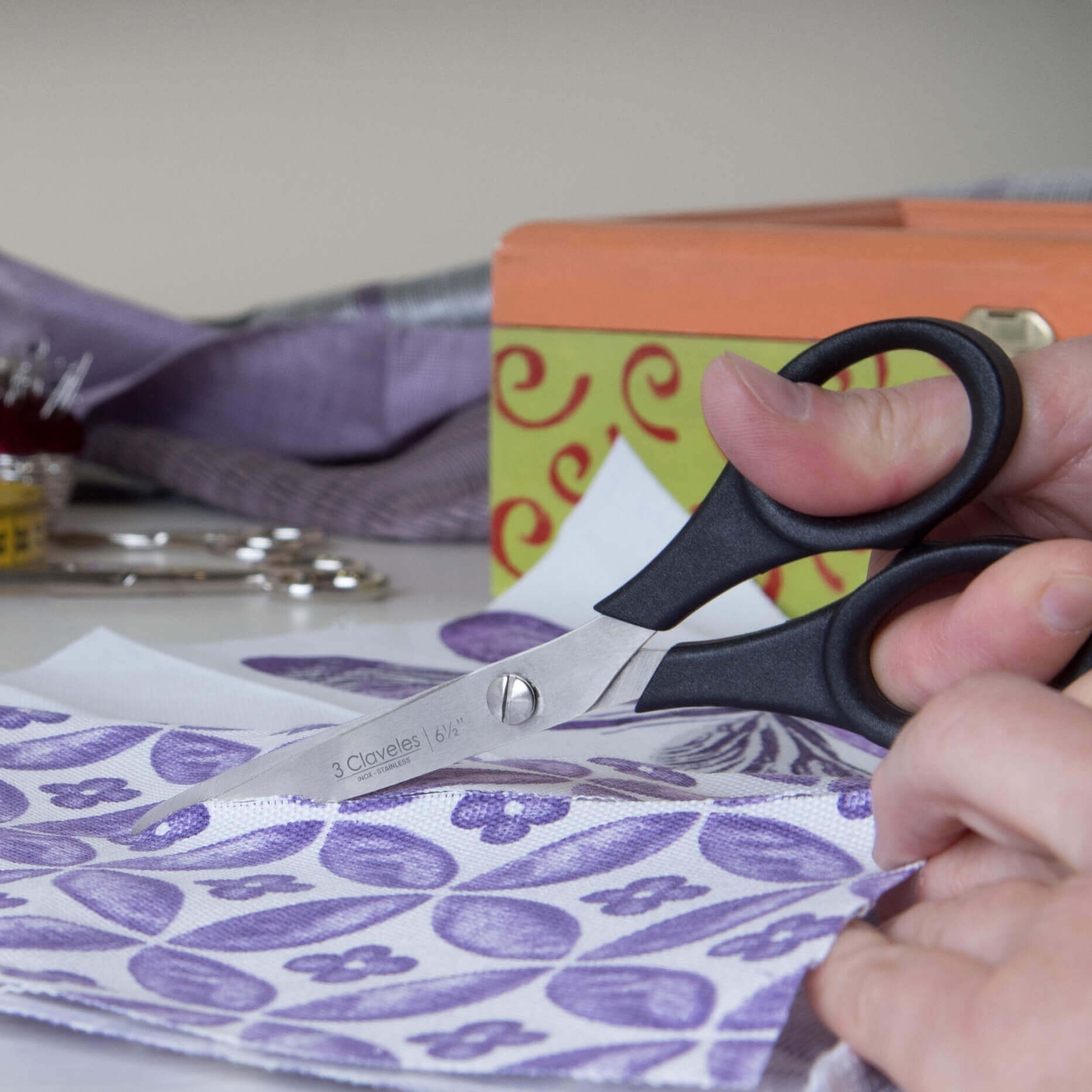 Tijeras de costura varios usos 16,5 cm con mango termoplástico TPR negro 3 Claveles