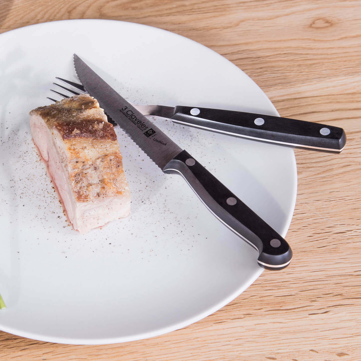 Faca de bife Uniblock de 12 cm com cabo em POM preto e lâmina serrilhada, 3 Claveles