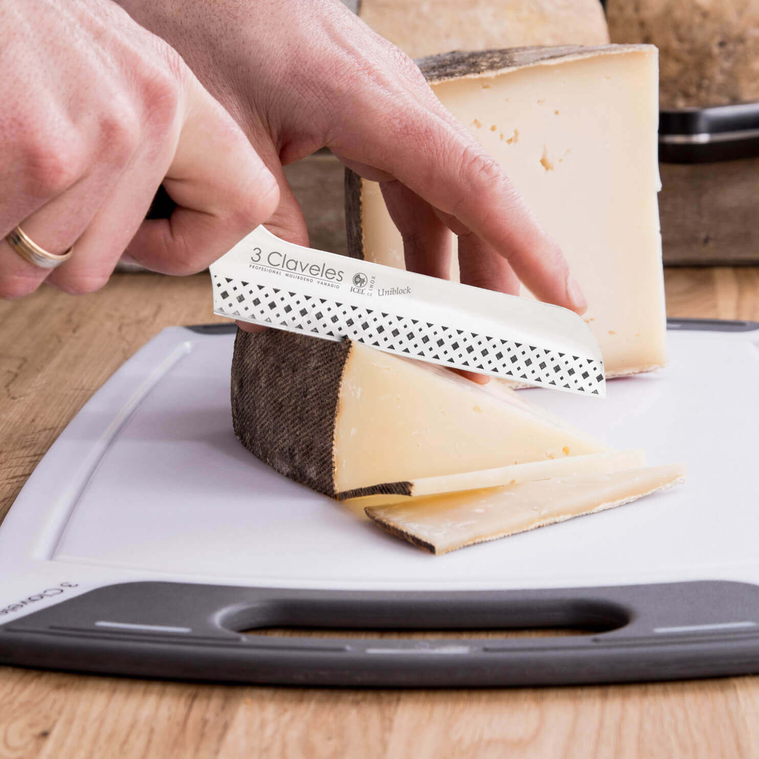 Cuchillo de queso acodado 12 cm con mango de pom negro 3 Claveles Uniblock