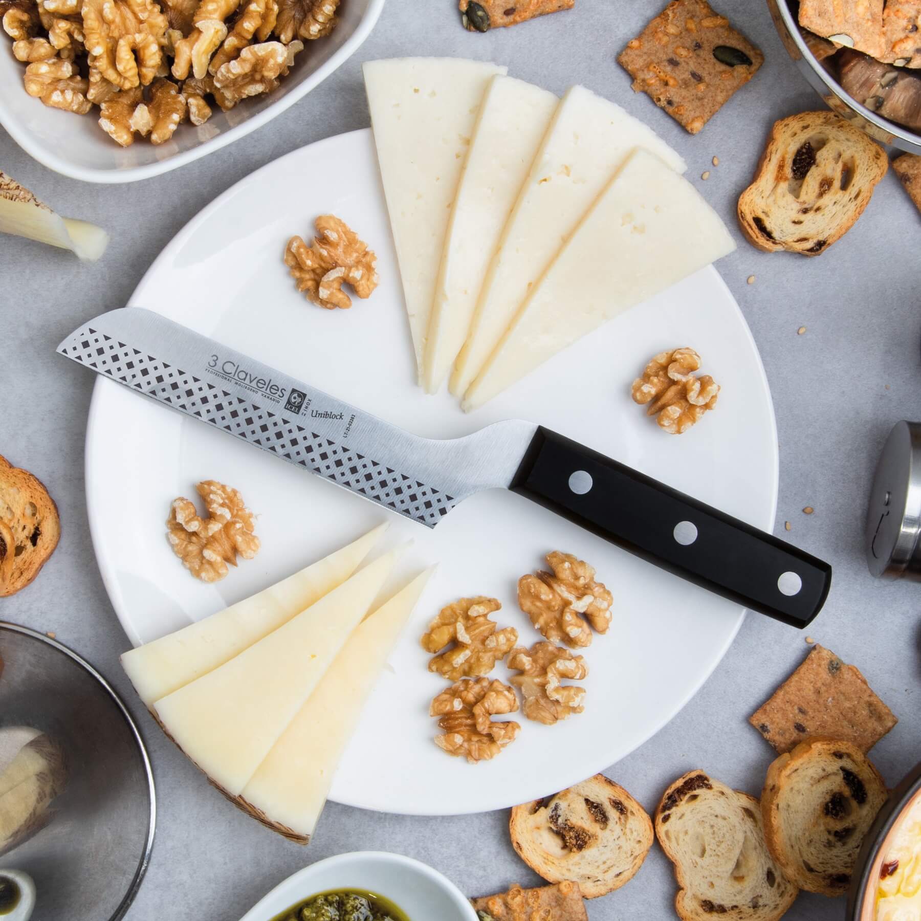 Cuchillo de queso acodado 12 cm con mango de pom negro 3 Claveles Uniblock