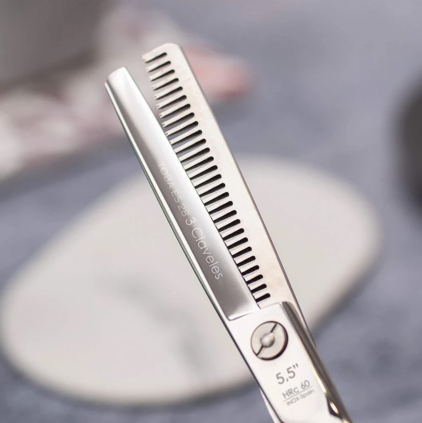 Tijera de peluqueria Toba ES28 5.5" con filo navaja 3 Claveles