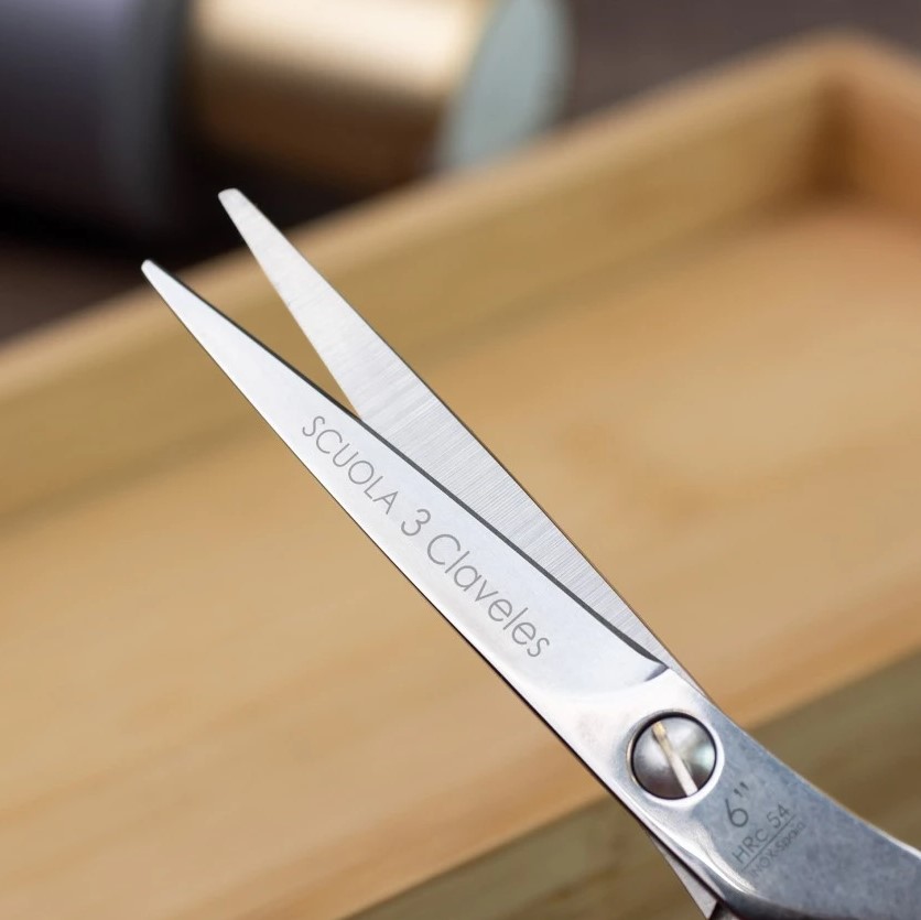 Tijera de peluqueria Scuola 6" con filo microdentado y apoyadedos 3 Claveles