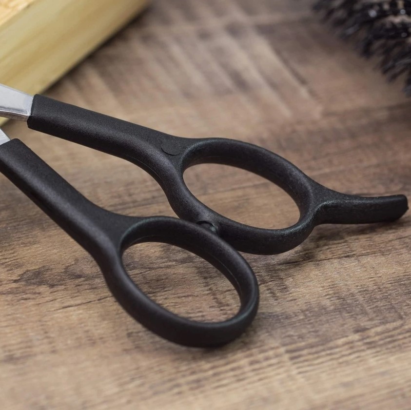 Tijera de peluqueria Scuola 6" con filo microdentado y apoyadedos 3 Claveles