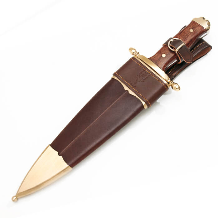 Cuchillo enterizo con cachas de madera de haya estabilizada y latón. Funda de piel y latón con hoja de 24 cm.