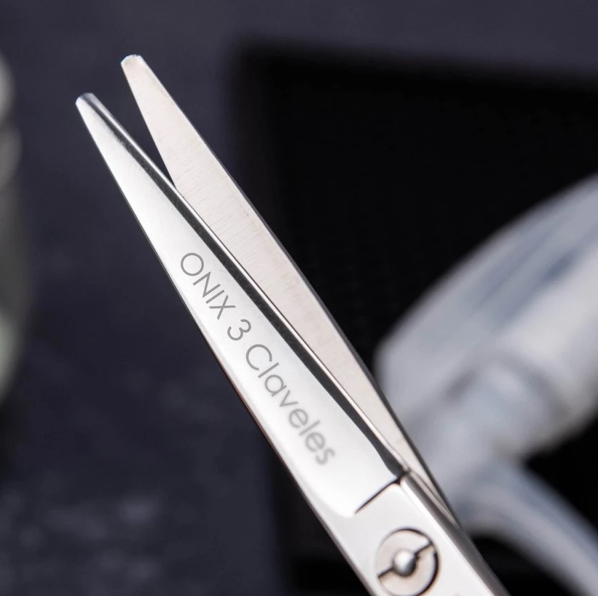 Tijera de peluqueria Onix 6" con filo navaja 3 Claveles