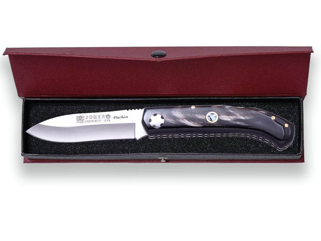 Canivete artesanal Joker Pachón com cabo de chifre de búfalo e lâmina drop point de 8 cm