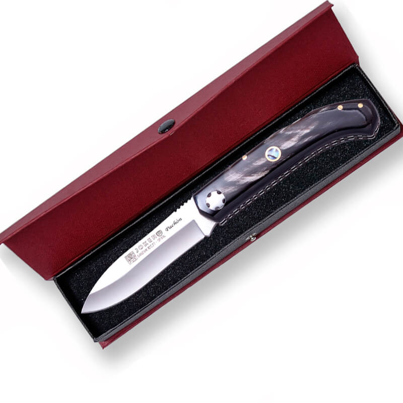 Canivete artesanal Joker Pachón com cabo de chifre de búfalo e lâmina drop point de 8 cm