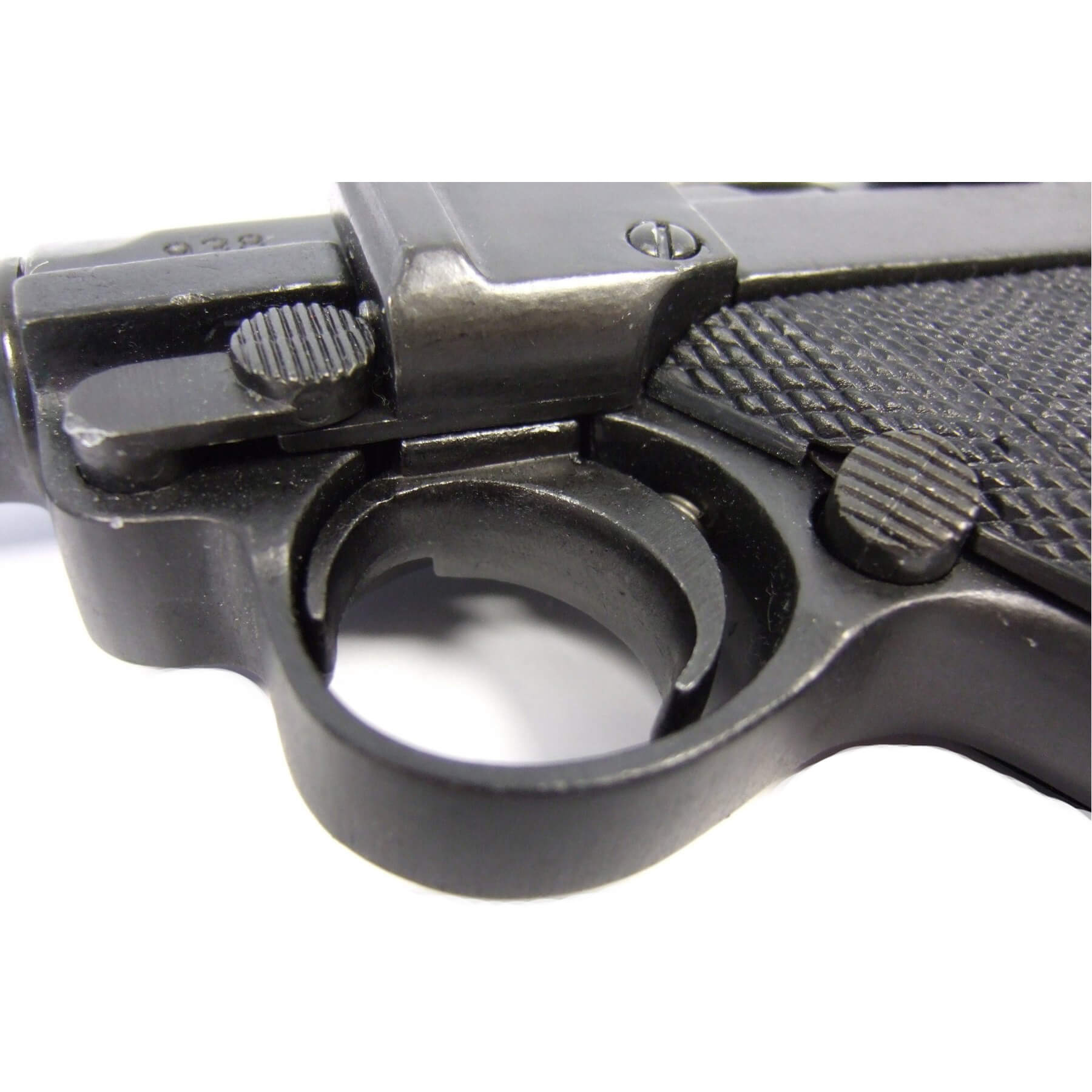 Pistola Parabellum Luger P08, Alemania 1898 fabricada en metal y cachas de plástico negro