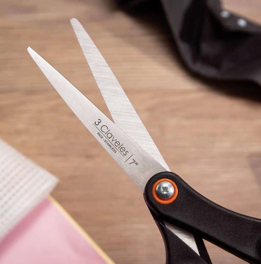 Tesoura de usos diversos 18 cm com cabo ergonômico 3 Claveles