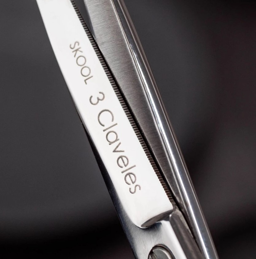 Tijera peluquero Skool 5.5" con filo microdentado en acero inoxidable 3 Claveles