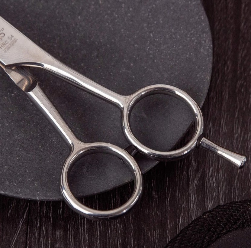 Tijera peluquero Skool 5.5" con filo microdentado en acero inoxidable 3 Claveles