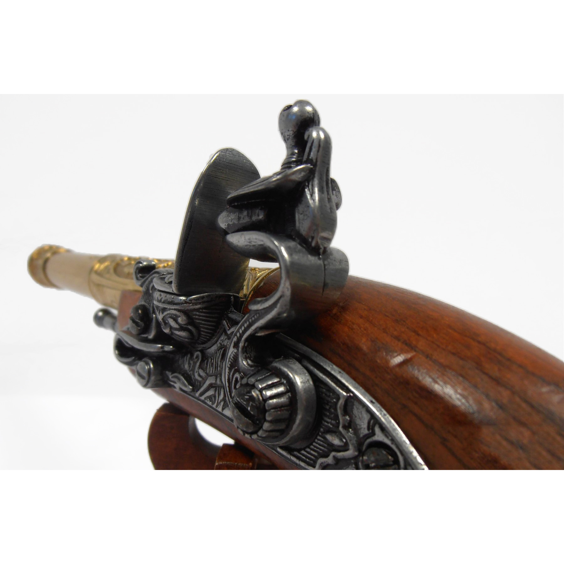 Pistola de chispa zurda de madera y metal acabado latón, India S. XVIII