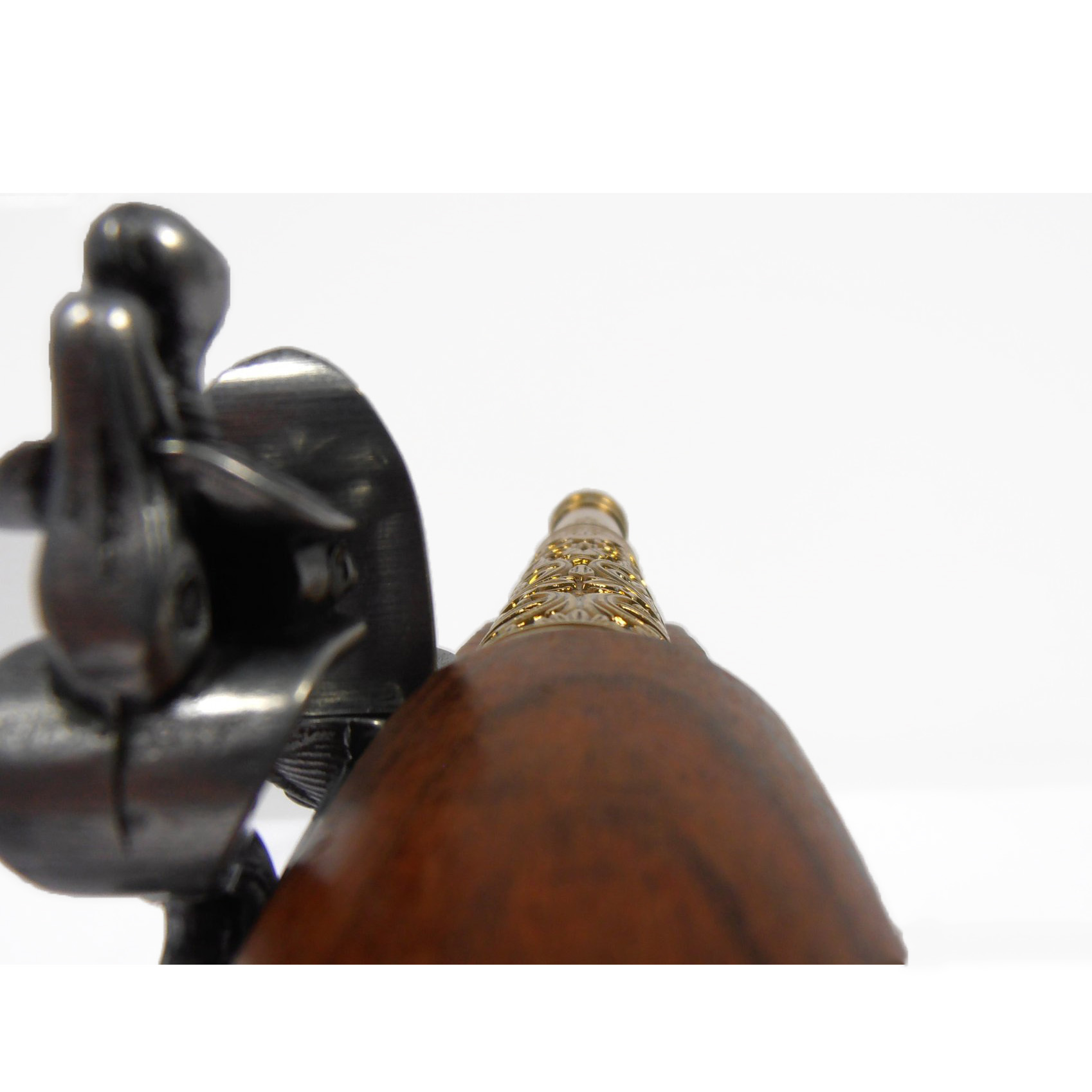 Pistola de chispa zurda de madera y metal acabado latón, India S. XVIII