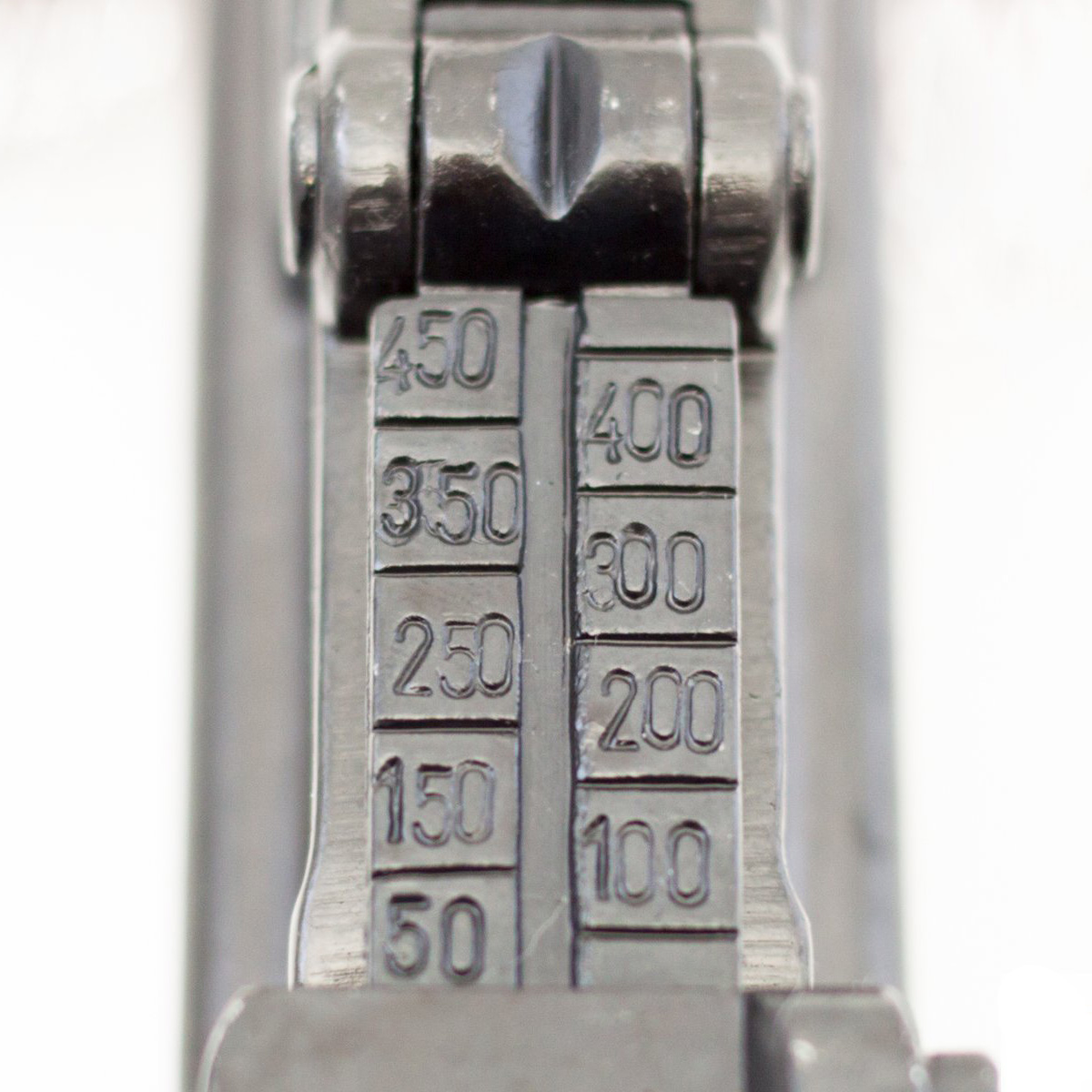 Pistola C96, Alemania 1896 fabricada en metal con cachas de plástico imitación madera